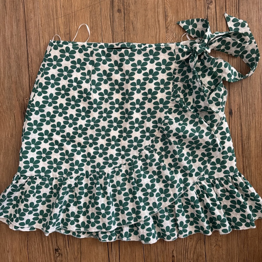Surgarlips Skirt Size Medium Green & White Floral Layered Ruffled Side Tie Short